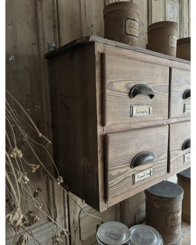 Ancienne étagère à épices