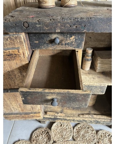 Ancien établi d'atelier au charme brut