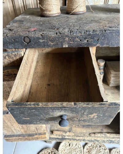 Ancien établi d'atelier au charme brut