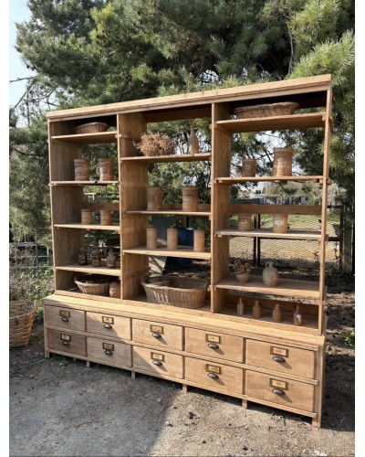 Grand meuble de métier ancien  à tiroirs et étagères en bois