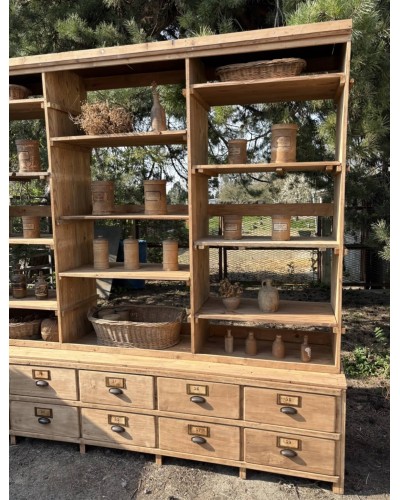 Grand meuble de métier ancien  à tiroirs et étagères en bois