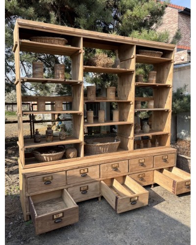 Grand meuble de métier ancien  à tiroirs et étagères en bois