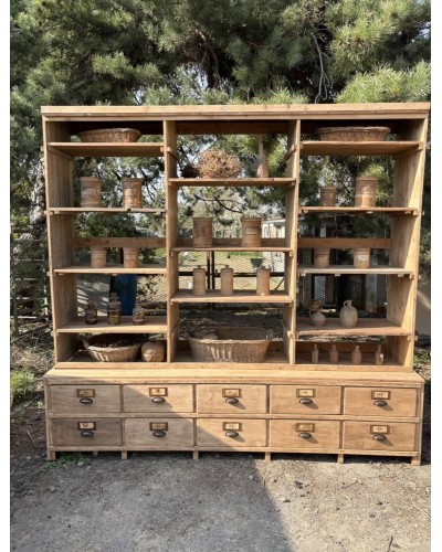 Grand meuble de métier ancien  à tiroirs et étagères en bois