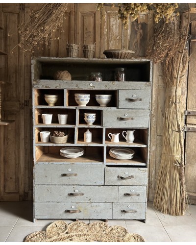 Ancien meuble d’atelier avec tiroirs numérotés, casier et patine craquelé