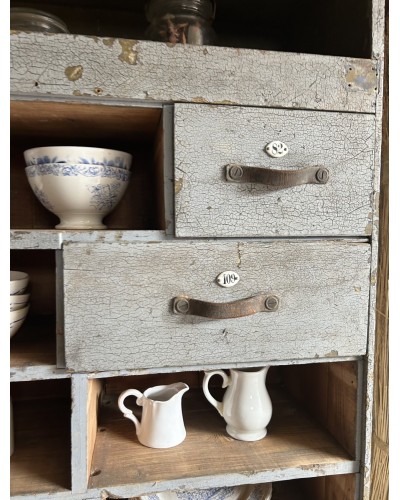 Ancien meuble d’atelier avec tiroirs numérotés, casier et patine craquelé