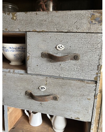Ancien meuble d’atelier avec tiroirs numérotés, casier et patine craquelé