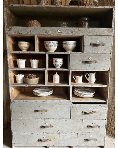 Ancien meuble d’atelier avec tiroirs numérotés, casier et patine craquelé