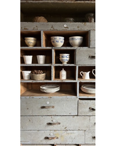 Ancien meuble d’atelier avec tiroirs numérotés, casier et patine craquelé