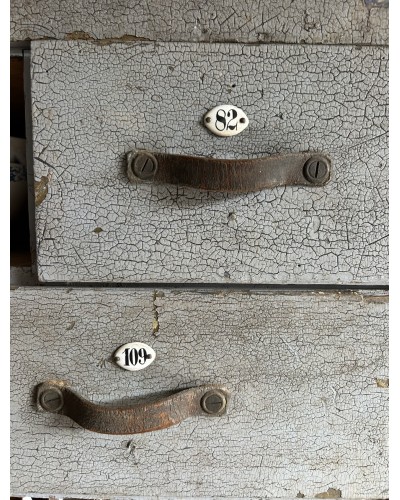 Ancien meuble d’atelier avec tiroirs numérotés, casier et patine craquelé