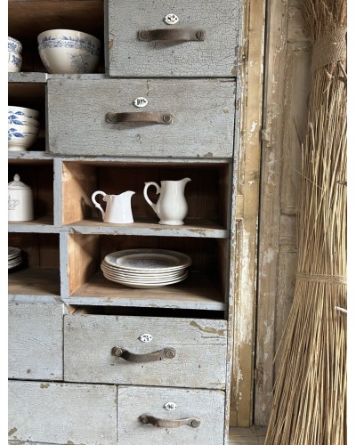 Ancien meuble d’atelier avec tiroirs numérotés, casier et patine craquelé