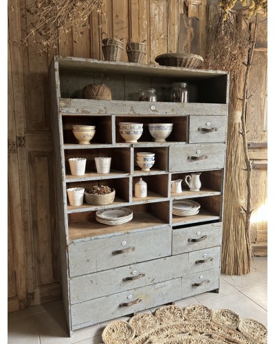 Ancien meuble d’atelier avec tiroirs numérotés, casier et patine craquelé