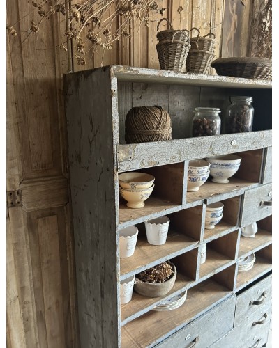 Ancien meuble d’atelier avec tiroirs numérotés, casier et patine craquelé