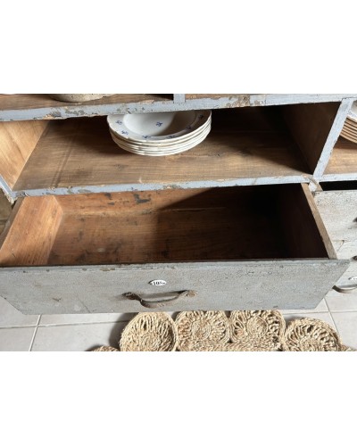 Ancien meuble d’atelier avec tiroirs numérotés, casier et patine craquelé