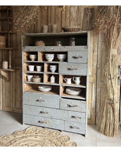 Ancien meuble d’atelier avec tiroirs numérotés, casier et patine craquelé