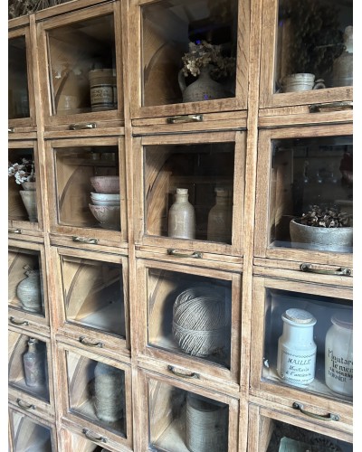 Ancien meuble à clapets vitrés et tiroirs coulissants , meuble de mercerie
