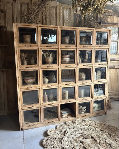 Ancien meuble à clapets vitrés et tiroirs coulissants , meuble de mercerie