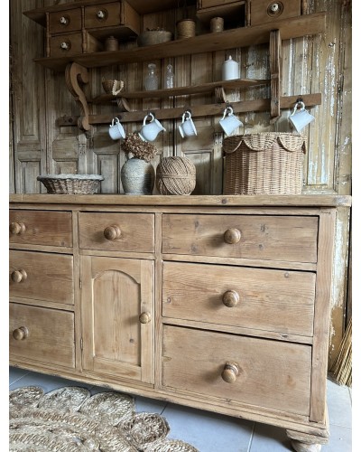 Ancien buffet en pin massif à tiroirs et porte