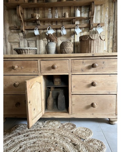Ancien buffet en pin massif à tiroirs et porte