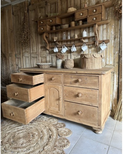 Ancien buffet en pin massif à tiroirs et porte