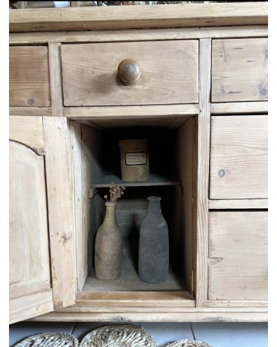 Ancien buffet en pin massif à tiroirs et porte