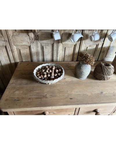 Ancien buffet en pin massif à tiroirs et porte