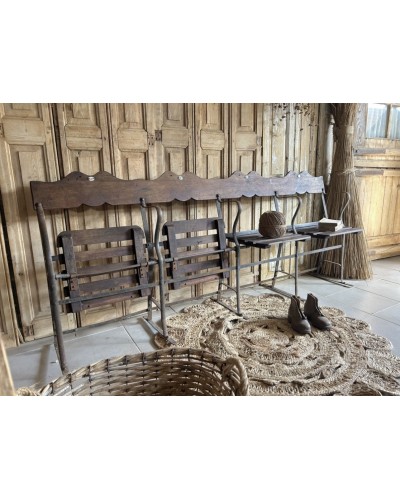 Ensemble de 4 strapontins anciens avec assises rétractables et plaques émaillées numérotées