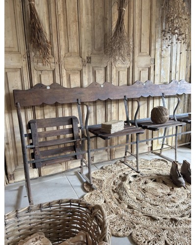 Ensemble de 4 strapontins anciens avec assises rétractables et plaques émaillées numérotées