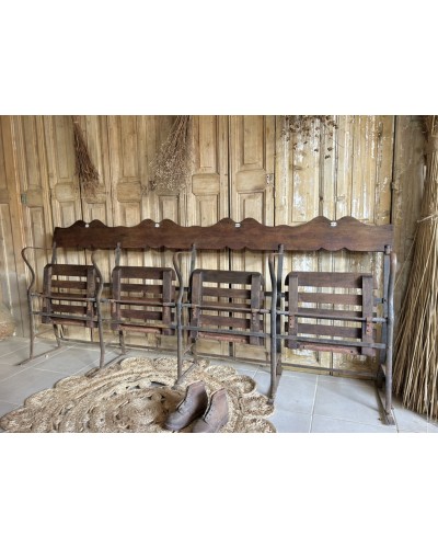 Ensemble de 4 strapontins anciens avec assises rétractables et plaques émaillées numérotées