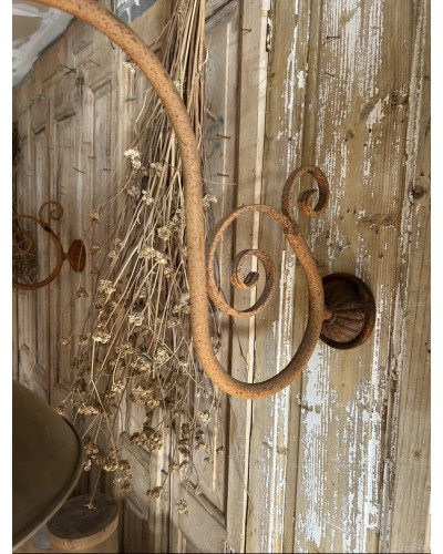 Joli applique murale ancienne, cuivre patiné et volute élégante en col de cygne