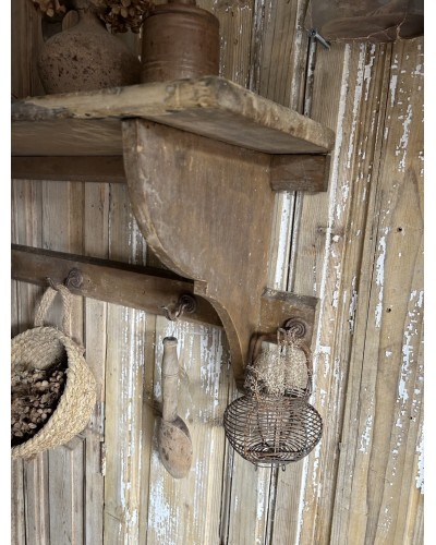 Ancienne étagère murale avec patères