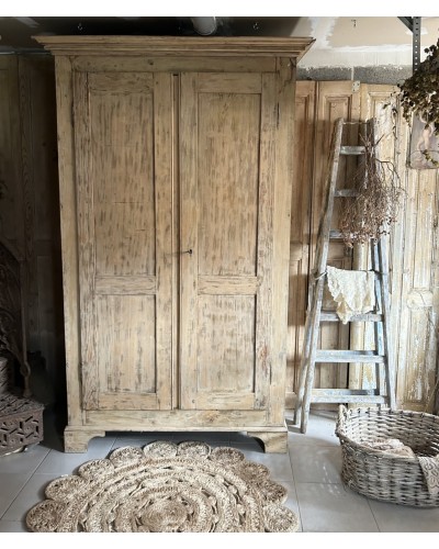 Ancienne armoire de campagne
