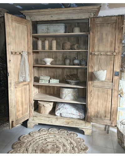 Ancienne armoire de campagne