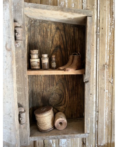 Ancien coffre de calèche détourné en armoire murale