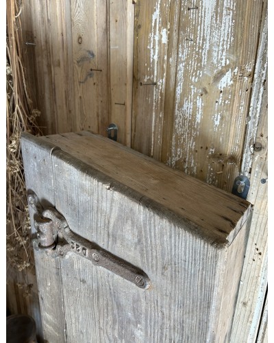 Ancien coffre de calèche détourné en armoire murale