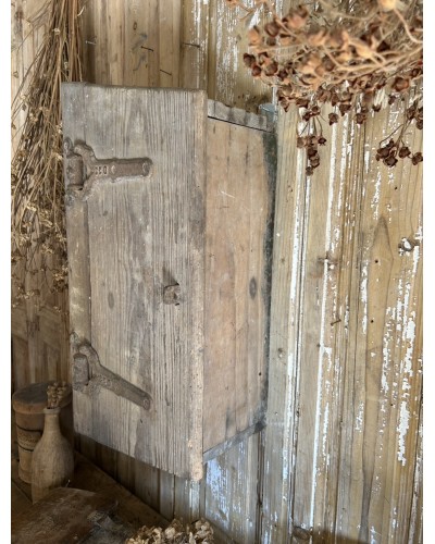 Ancien coffre de calèche détourné en armoire murale