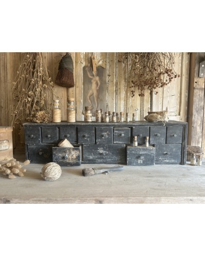 Petit meuble d’atelier à tiroirs
