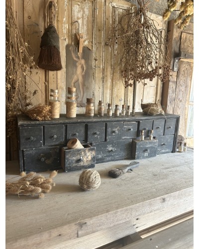 Petit meuble d’atelier à tiroirs