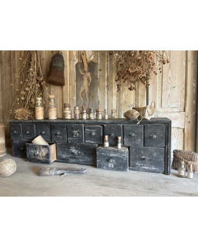 Petit meuble d’atelier à tiroirs