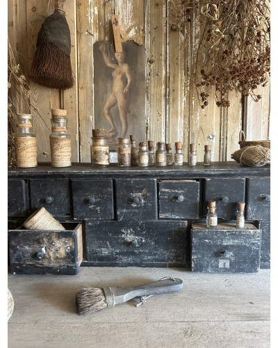 Petit meuble d’atelier à tiroirs
