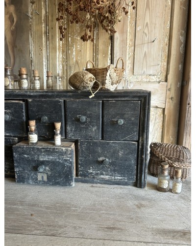 Petit meuble d’atelier à tiroirs
