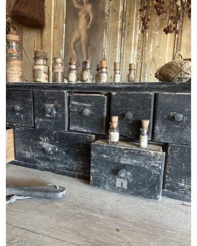 Petit meuble d’atelier à tiroirs