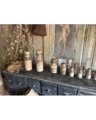 Petit meuble d’atelier à tiroirs