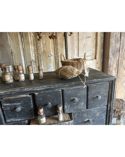 Petit meuble d’atelier à tiroirs