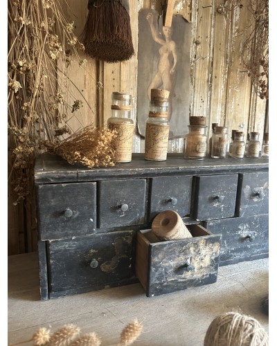 Petit meuble d’atelier à tiroirs