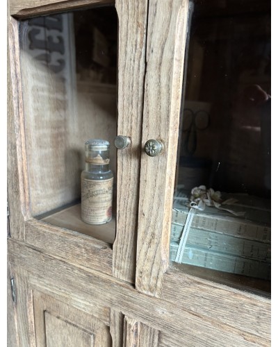 Délicate Petite armoire vitrée ancienne