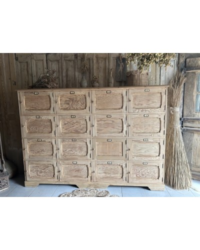 Fabuleux meuble d’atelier aux 16 casiers