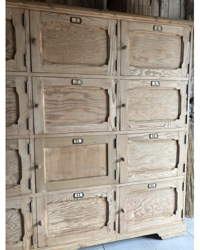 Fabuleux meuble d’atelier aux 16 casiers