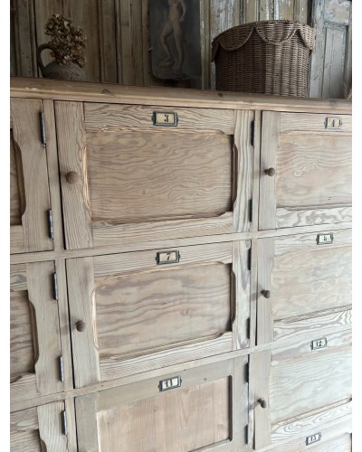 Fabuleux meuble d’atelier aux 16 casiers