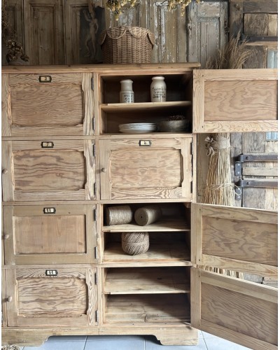 Fabuleux meuble d’atelier aux 16 casiers