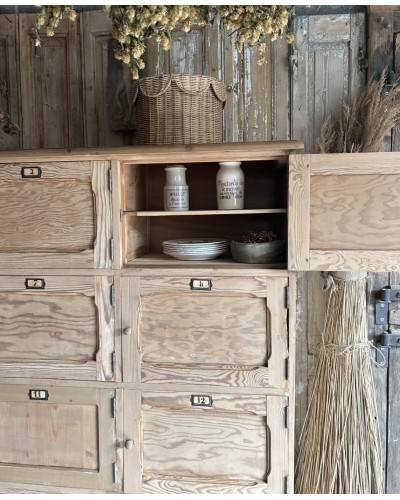 Fabuleux meuble d’atelier aux 16 casiers